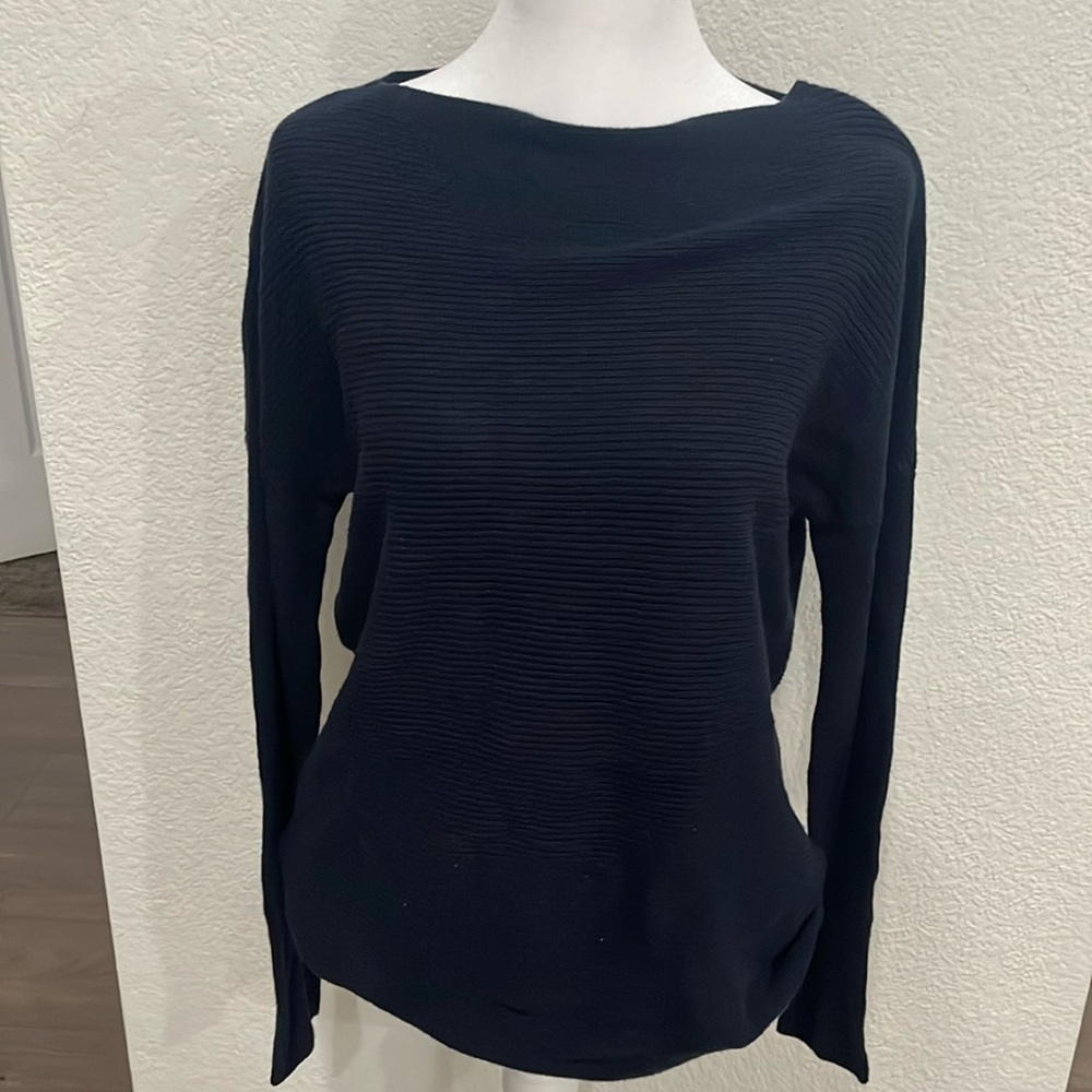 ⭐️✨3 for$20 ✨⭐️Pre loved Navy Tommy Bahama sweater
